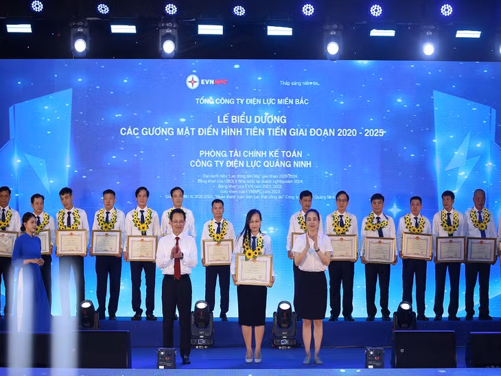 EVNNPC trao tặng danh hiệu "Tập thể tiên tiến giai đoạn 2021 - 2025" cho Phòng Tài chính Kế toán PC Quảng Ninh