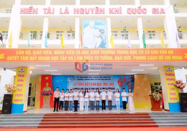 Trường THCS Chu Văn An trao thưởng cho các học sinh đạt thành tích cao năm học 2024-2025.