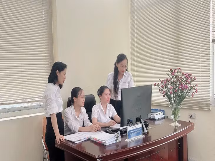 Lãnh đạo và chuyên viên phòng Tài chính Kế toán trao đổi công tác chuyển đổi số.