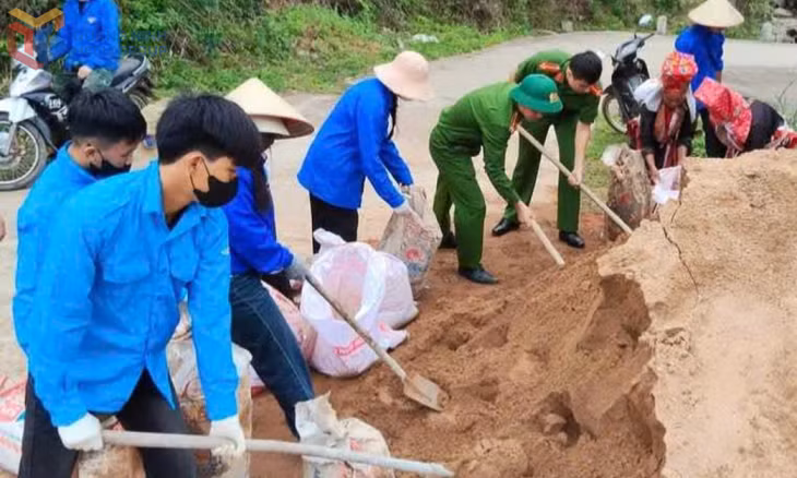Đoàn Thanh niên xã Lục Hồn (huyện Bình Liêu) và các lực lượng hỗ trợ người dân vận chuyển vật liệu xây dựng để xây nhà.