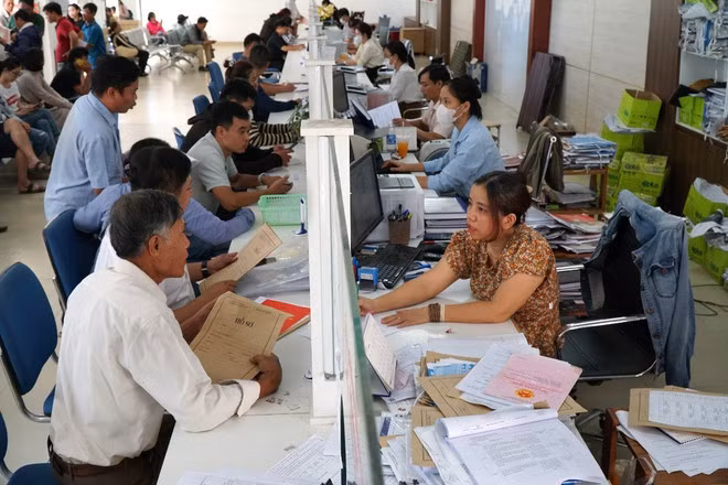 Người dân đến làm thủ tục tại bộ phận “một cửa” Ủy ban Nhân dân huyện Hòa Vang, thành phố Đà Nẵng. (Ảnh: Quốc Dũng/TTXVN)