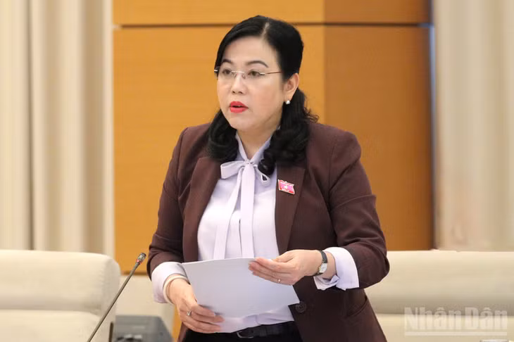 Chủ nhiệm Ủy ban Công tác đại biểu Nguyễn Thanh Hải trình bày tờ trình. (Ảnh: DUY LINH)