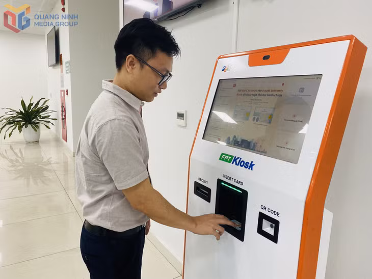 Người dân sử dụng kiosk thông minh giải quyết TTHC tự động tại Trung tâm PVHCC tỉnh.