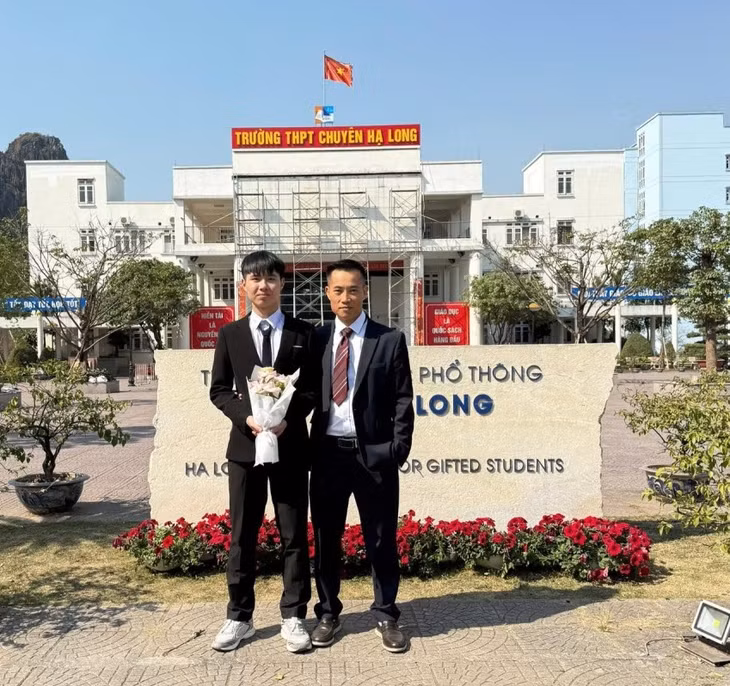 Em Ninh Quang Thắng, lớp 12 chuyên Tin, trường THPT Chuyên Hạ Long chụp ảnh cùng thầy giáo chủ nhiệm Hà Đại Tôn.