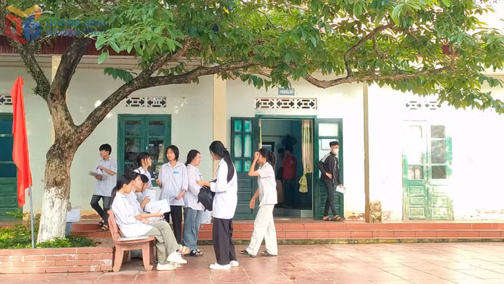 Các thí sinh tại điểm thi Trường THCS - THPT Hải Đông (Tiên Yên) trao đổi, trò chuyện trước giờ vào phòng thi. Ảnh: Xuân Thao (CTV)