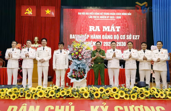 Đại tá Nguyễn Văn Trầm, Ủy viên BTV Đảng ủy, Phó Tư lệnh CSCĐ tặng hoa chúc mừng BCH Đảng bộ cơ sở Trung đoàn CSCĐ Đông Bắc, nhiệm kỳ 2025-2030.