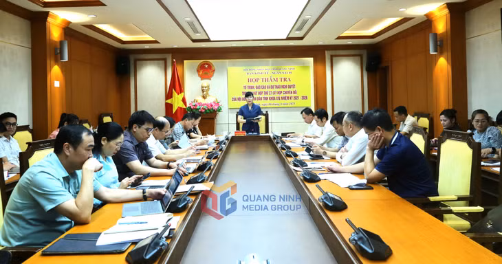 Quang cảnh cuộc họp thẩm tra.