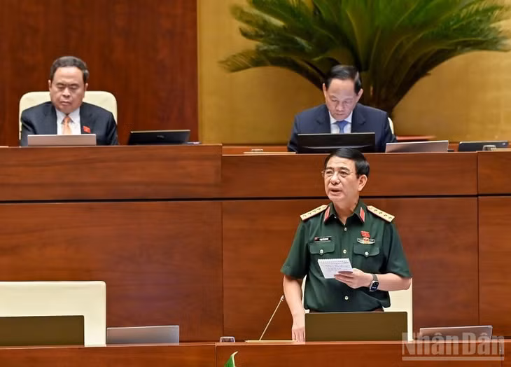 Bộ trưởng Quốc phòng Phan Văn Giang phát biểu tiếp thu, giải trình ý kiến của đại biểu Quốc hội nêu tại phiên họp. (Ảnh: DUY LINH)