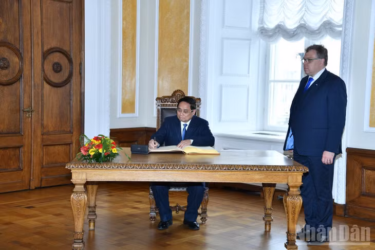 Thủ tướng Phạm Minh Chính ghi lưu bút tại Trụ sở Quốc hội Estonia. (Ảnh: THANH GIANG)