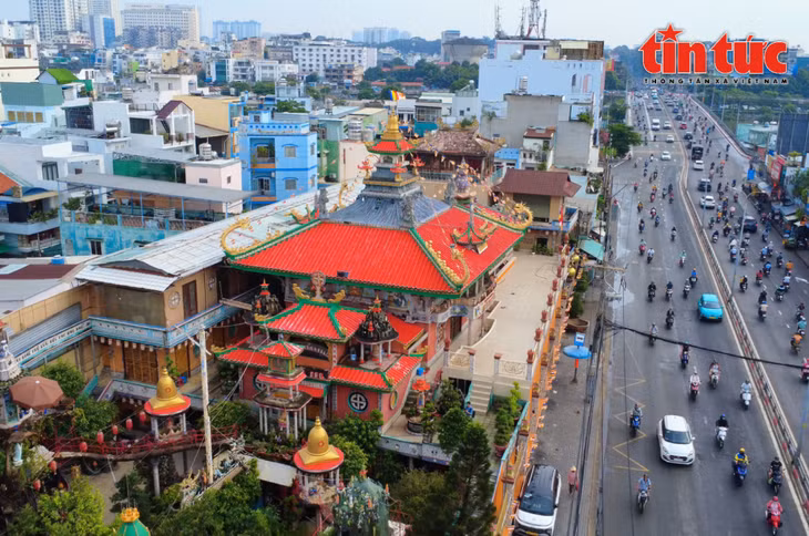 Chùa An Phú (hay còn gọi là chùa miểng sành) không chỉ nổi bật bởi tuổi đời gần 180 năm mà còn bởi kiến trúc độc đáo được kết từ hơn 30 tấn mảnh sành, sứ phế liệu...