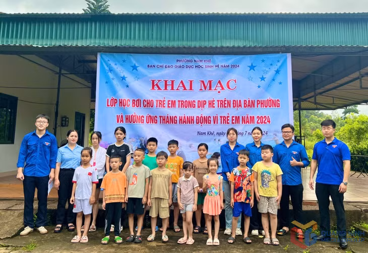 Anh Nguyễn Mạnh Hùng (phải, ngoài cùng) và các ĐVTN phường Nam Khê (TP Uông Bí) tổ chức lớp học bơi cho trẻ em trong dịp hè 2024.