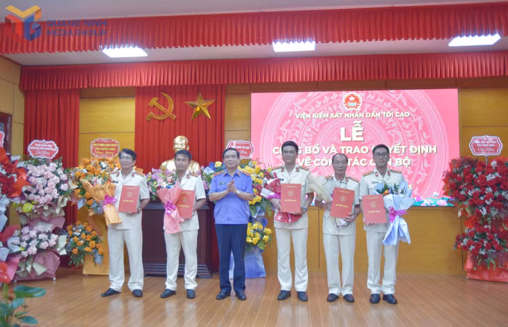 Các trưởng phòng Viện Kiểm sát nhân dân tỉnh nhận quyết định điều động, bổ nhiệm cán bộ. 