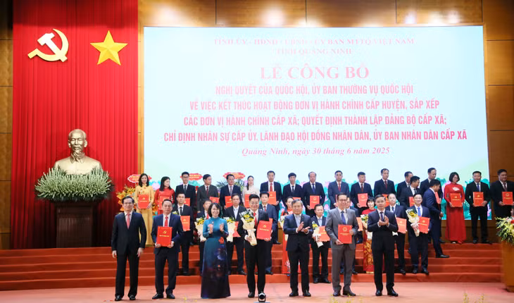 Ban Thường vụ Tỉnh uỷ trao các quyết định của Tỉnh ủy, Ban Thường vụ Tỉnh ủy, các Nghị quyết của HĐND tỉnh và tặng hoa chúc mừng Đảng bộ phường Yên Tử
