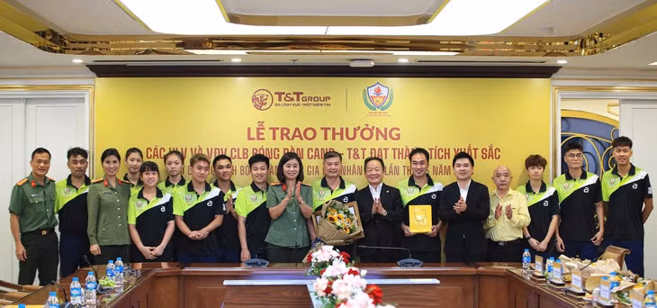 Trao thưởng cho VĐV, HLV CLB bóng bàn CAND T&amp;T giành thành tích tại Giải vô địch quốc gia 2025 - Ảnh: MINH DÂN