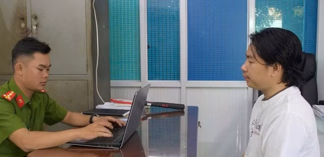 Cán bộ điều tra làm việc với tài xế gây ra vụ tai nạn làm hai người tử vong. Ảnh: Công an