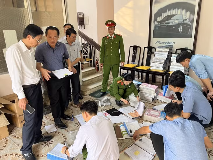 Công an khám xét TTĐK xe cơ giới Thừa Thiên Huế và thu giữ nhiều hồ sơ, tài liệu liên quan đến sai phạm.