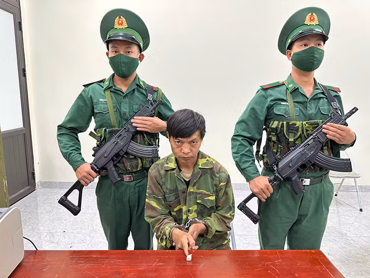 Đối tượng Hờ A Thọ cùng tang vật vụ án. Ảnh: Anh Dũng