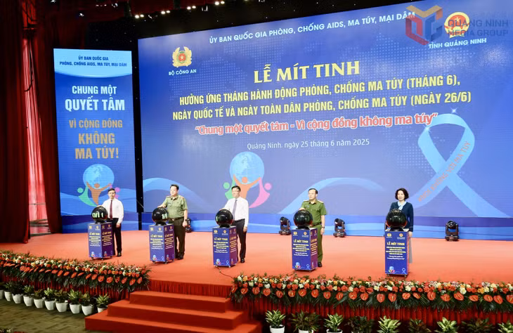 Phó Thủ tướng Chính phủ cùng các đại biểu phát động Lễ Mít tinh hưởng ứng Tháng hành động phòng, chống ma túy, Ngày quốc tế và Ngày toàn dân phòng, chống ma túy năm 2025.