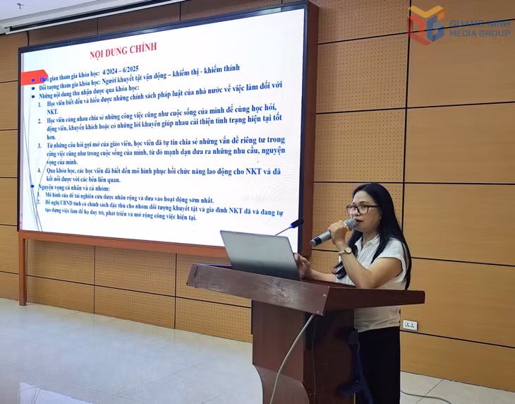 Bà Nguyễn Hải Yến, Chủ nhiệm Câu lạc bộ Người khuyết tật TP Đông Triều trình bày tham luận “Một số cảm nhận về mô hình hỗ trợ phục hồi chức năng lao động cho người khuyết tật tỉnh Quảng Ninh”.