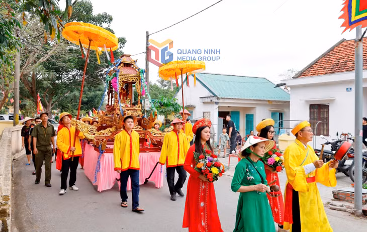 Lễ rước Mẫu tại Lễ hội đền thánh Mẫu năm 2025 tại phường Trà Cổ, TP Móng Cái