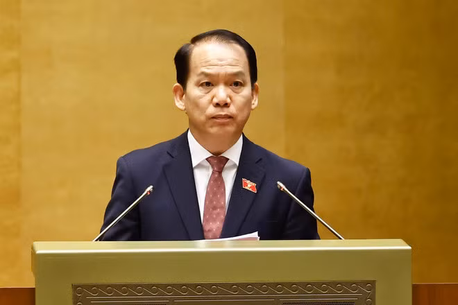 Chủ nhiệm Ủy ban Pháp luật và Tư pháp của Quốc hội Hoàng Thanh Tùng trình bày Báo cáo thẩm tra về việc sắp xếp đơn vị hành chính cấp tỉnh năm 2025. (Ảnh: TTXVN)