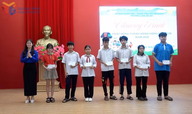 Đoàn Thanh niên phường Cẩm Trung và các đơn vị, nhà hảo tâm đã trao tặng các suất quà cho các em học sinh có hoàn cảnh khó khăn trên địa bàn tháng 6/2025.