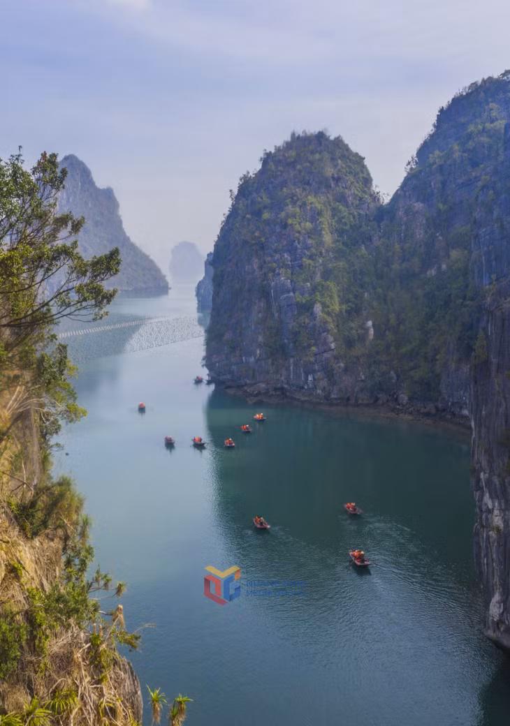 Du khách cùng chèo thuyền nan ngắm một trong 10 làng chài đẹp nhất thế giới