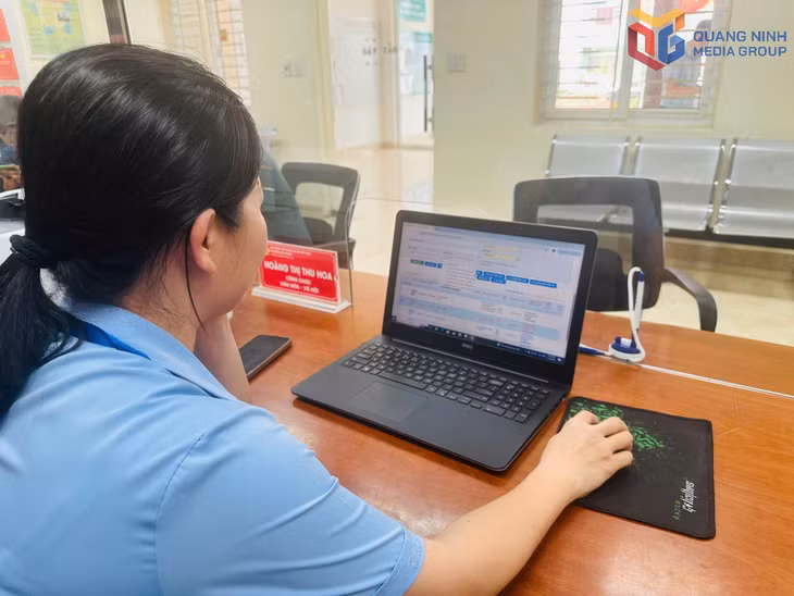 Công chức UBND phường Cao Xanh, TP Hạ Long dễ dàng thao tác trên hệ thống giải quyết thủ tục hành chính theo mô hình 2 cấp.
