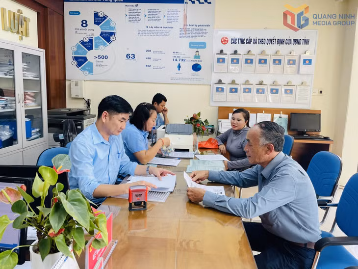 Cán bộ Trung tâm hành chính công xã Quảng Đức tiếp nhận và giải quyết thủ tục hành chính cho người dân.