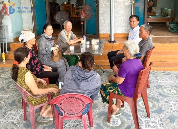 Lãnh đạo MTTQ thị xã vận động nhân dân cụm dân cư Đượng Chảy, thôn Cẩm Liên, xã Cẩm La, TX Quảng Yên đồng thuận lắp đặt, sử dụng nước sạch từ nguồn nước tập trung.