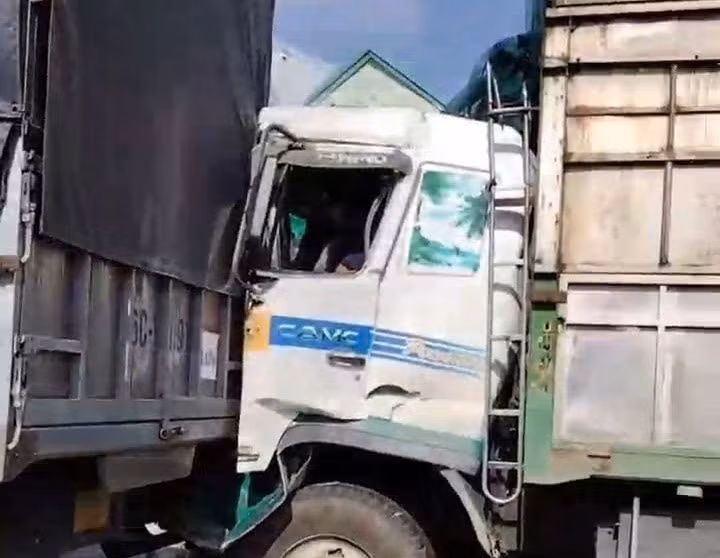 Phần đầu xe tải BKS 76C-015.78 dính chặt phần sau xe tải BKS 76C-111.91.
