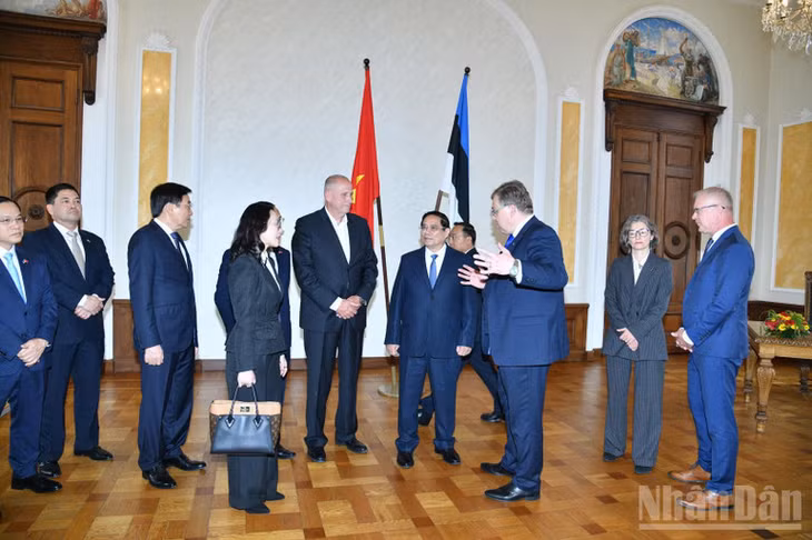 Thủ tướng Phạm Minh Chính trao đổi ý kiến với Chủ tịch Quốc hội Estonia Lauri Hussar. (Ảnh: THANH GIANG)