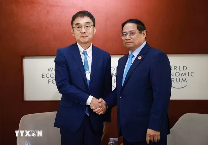 Thủ tướng Phạm Minh Chính tiếp ông Tetsuya Watanabe, Chủ tịch Viện Nghiên cứu kinh tế ASEAN và Đông Á (ERIA). (Ảnh: Dương Giang/TTXVN)