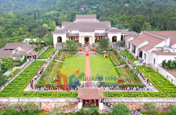Rất đông tăng ni, phật tử, người dân xếp hàng vào chiêm bái xá lợi Đức Phật tại Cung Trúc Lâm. Ảnh: Trung tâm Truyền thông tỉnh Quảng Ninh