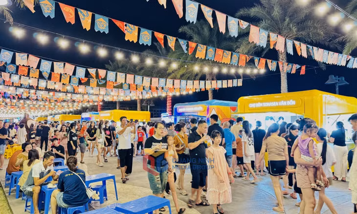 Rất đông người dân địa phương, du khách đã đến Chợ đêm Sonasea Vân Đồn trong buổi khai trương.