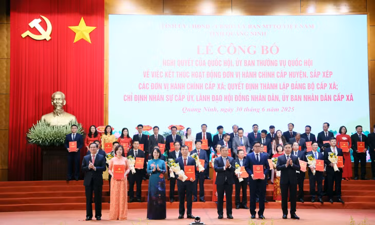 Ban Thường vụ Tỉnh uỷ trao các quyết định của Tỉnh ủy, Ban Thường vụ Tỉnh ủy, các Nghị quyết của HĐND tỉnh và tặng hoa chúc mừng Đảng bộ phường Hiệp Hòa