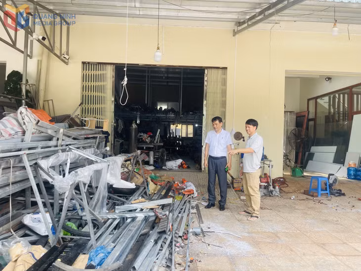 Lãnh đạo UBND thị trấn Quảng Hà, huyện Hải Hà (bên trái) kiểm tra hoạt động tại cơ sở sản xuất TTCN trên địa bàn.