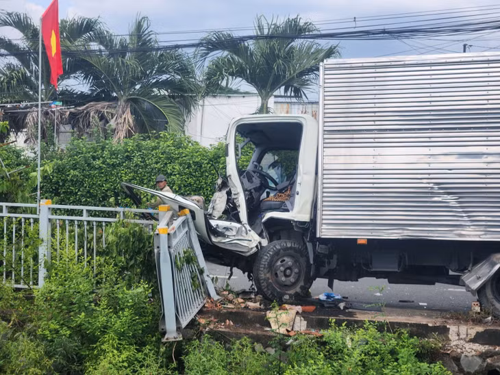 Xe tải bị biến dạng, hư hỏng nặng.
