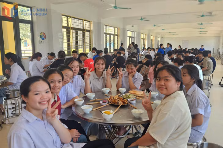 Những thí sinh ở xa đã được địa phương bố trí chỗ ở nội trú thuận tiện và tổ chức các suất ăn miễn phí, nhằm hỗ trợ tối đa, giúp các em yên tâm tham gia kỳ thi. Ảnh: Lưu Linh.