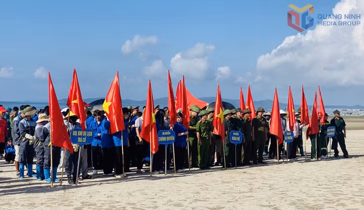 Đông đảo các lực lượng, nhân dân TP Móng Cái tham dự lễ phát động hưởng ứng Tháng hành động vì môi trường và Ngày Môi trường Thế giới.