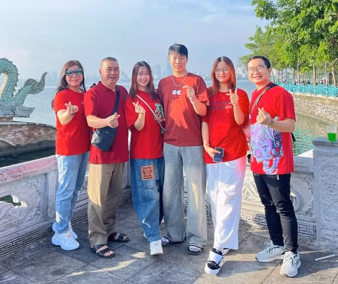 Hãy cùng nhau chia sẻ mọi khoảnh khắc trong cuộc sống sẽ giúp gia đình luôn gắn kết, yêu thương. Ảnh: Tuấn Đạt