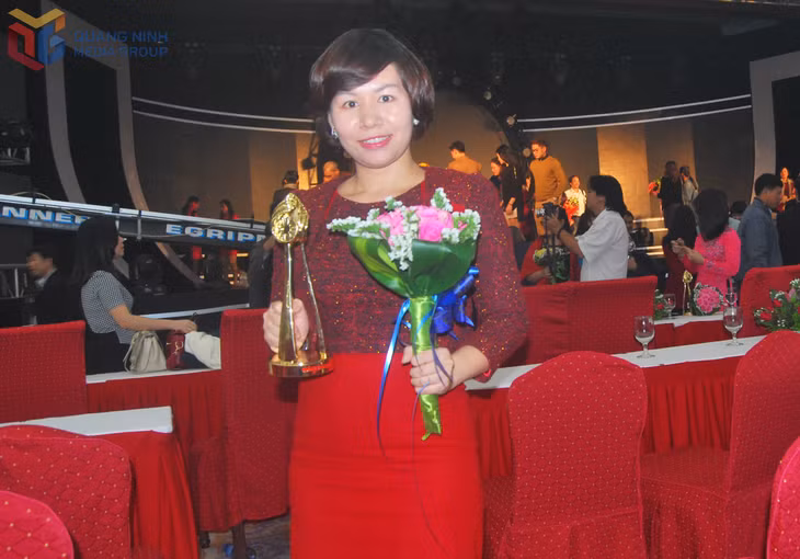 Nhà báo Thu Giang, Trưởng Phòng Phát thanh (Trung tâm Truyền thông tỉnh) nhận giải Vàng tại Liên hoan Truyền hình toàn quốc năm 2015.