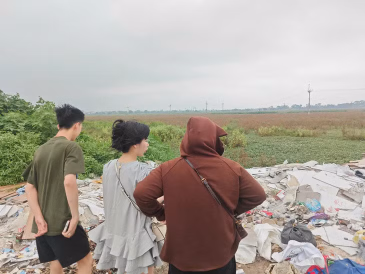 Một số người thấy thông tin chia sẻ trên mạng xã hội đã đến tìm kiếm vào buổi chiều - Ảnh: D.LIỄU