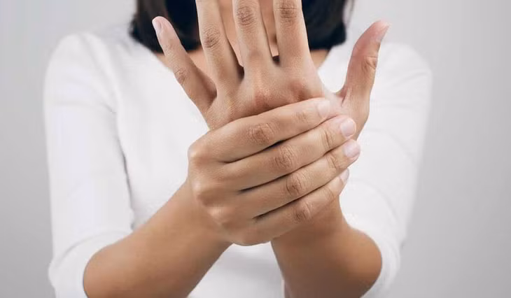 Nếu tê tay xảy ra quá thường xuyên hoặc kèm theo các biểu hiện khác thì nó có thể là dấu hiệu cảnh bảo của một bệnh lý nào đó.