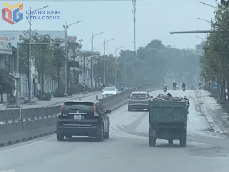 Xe tự chế lưu thông trên QL18A, đoạn đi qua địa bàn TP Cẩm Phả. Ảnh chụp ngày 2/6/2025