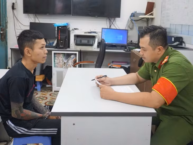 Công an lấy lời khai đối tượng Nguyễn Phi Hùng sau khi bị bắt giữ. Ảnh: Hiển Vinh