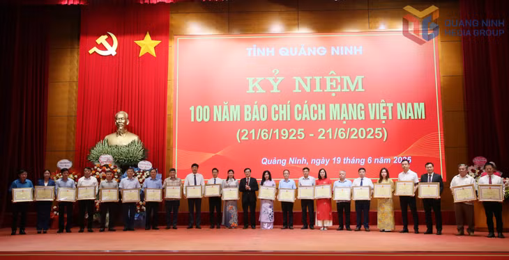 Đồng chí Vũ Quyết Tiến, Phó Bí thư Tỉnh ủy trao Bằng khen của UBND tỉnh cho các tập thể có thành tích xuất sắc.