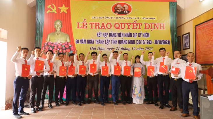 Lễ kết nạp đảng viên tại Khu lưu niệm đồng chí Vũ Văn Hiếu - Bí thư Đặc khu ủy đầu tiên của khu mỏ Quảng Ninh - hoạt động giáo dục truyền thống sâu sắc của Đảng bộ Công ty.