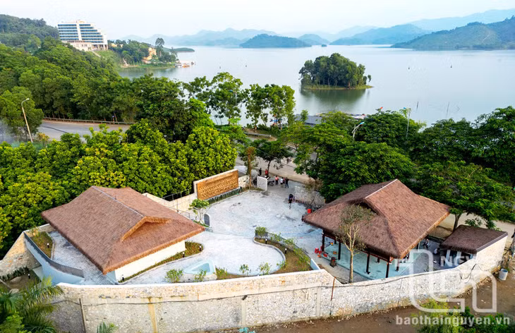 Di tích lịch sử quốc gia Địa điểm Trường dạy làm báo Huỳnh Thúc Kháng nằm bên bờ hồ Núi Cốc. Ảnh: Báo Thái Nguyên
