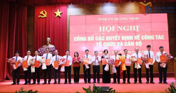Đồng chí Vũ Đại Thắng, Ủy viên Trung ương Đảng, Bí thư Tỉnh ủy, Trưởng Đoàn ĐBQH tỉnh và đồng chí Trịnh Thị Minh Thanh, Phó Bí thư Thường trực Tỉnh ủy, Chủ tịch HĐND tỉnh trao các Quyết định nghỉ hưu cho các đồng chí.